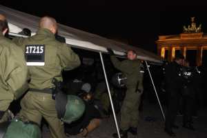 Berlin. 24. Oktober 2012, Pariser Platz, Flüchtlingen wird ihr Zelt "beschlagnahmt", Foto von (c) Cigdem Hizkan